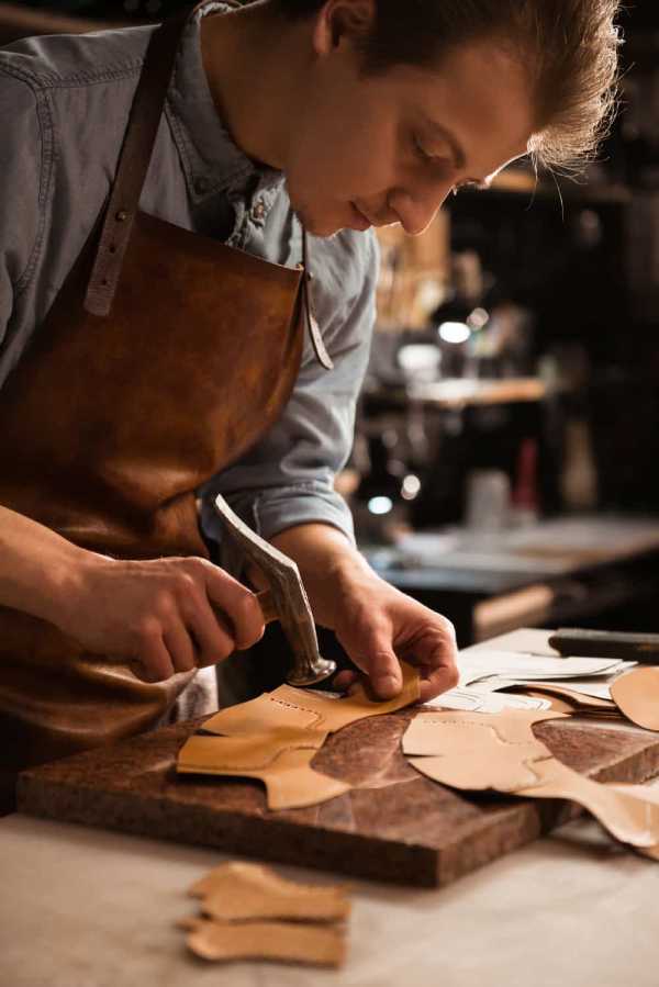 Best Selling Men's & Women's Designer leather accessories that embody luxury and sustainability. Our collection features New Fashion Trending handcrafted leather bags, handbags, wallets, cardholders, briefcases, pouches, sleeves, watch straps, belts, and bracelets, all made with genuine Italian leather.