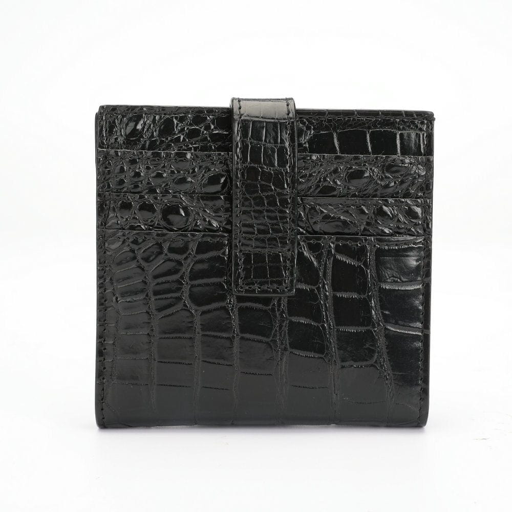 Our leather accessories are designed with elegance in mind and are sure to be the latest trending fashion statement. Give the gift of luxury with our leather products, the perfect choice for anyone looking for stylish, durable and long-lasting leather accessories. Such as Men&