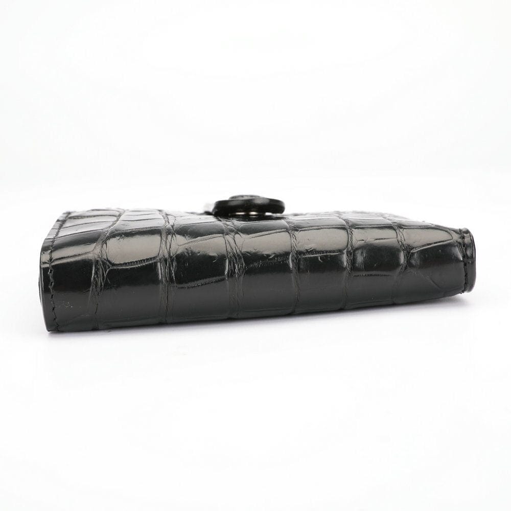 Indulge in luxury with our handmade leather accessories. Our brand specializes in high-quality leather products for both men and women, offering a wide range of leather fashion accessories. From best-selling Italian leather crafts to leather bags, wallets, watch straps, belts, mobile cases, tags, bracelets, jewellery, briefcases, shoulder bags, cardholders, backpacks, cases, and sleeves, we have everything you need to elevate your style.